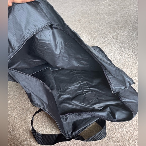 Calvin Klein black large duffel/ travel bag unisex - Picture 4 of 4